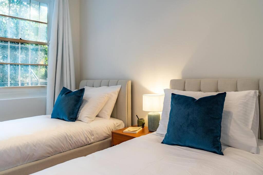 Harbour Views & Location In Apartment *