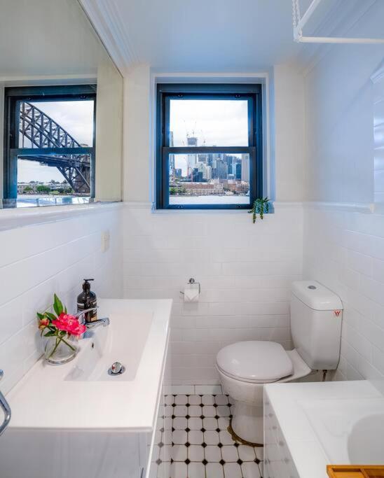 Harbour Views & Location In Apartment Sydney