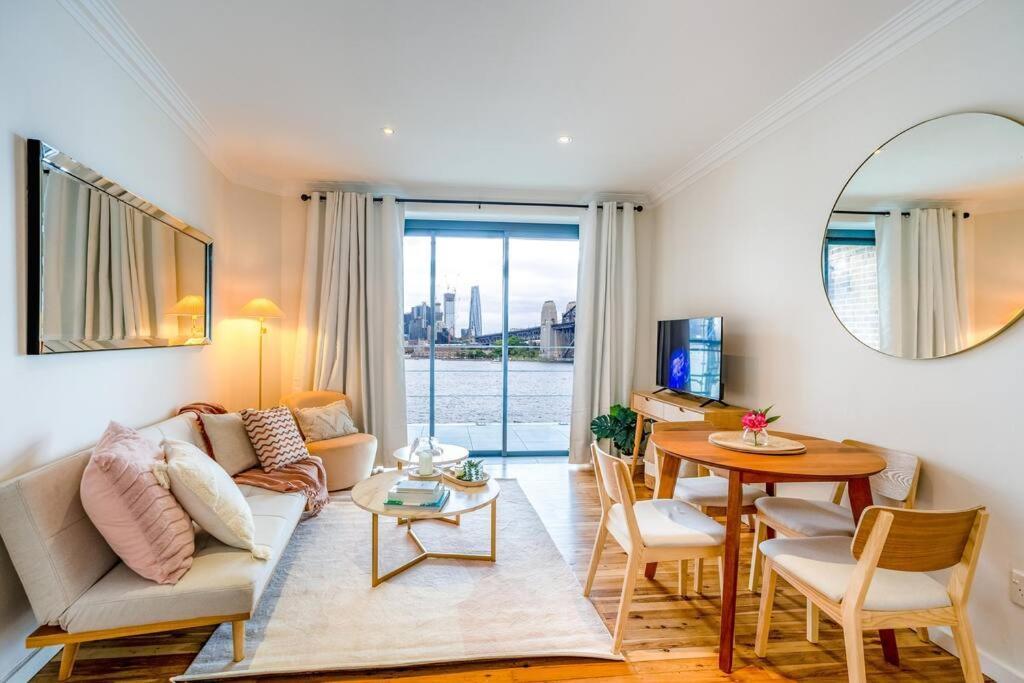 Harbour Views & Location In Apartment