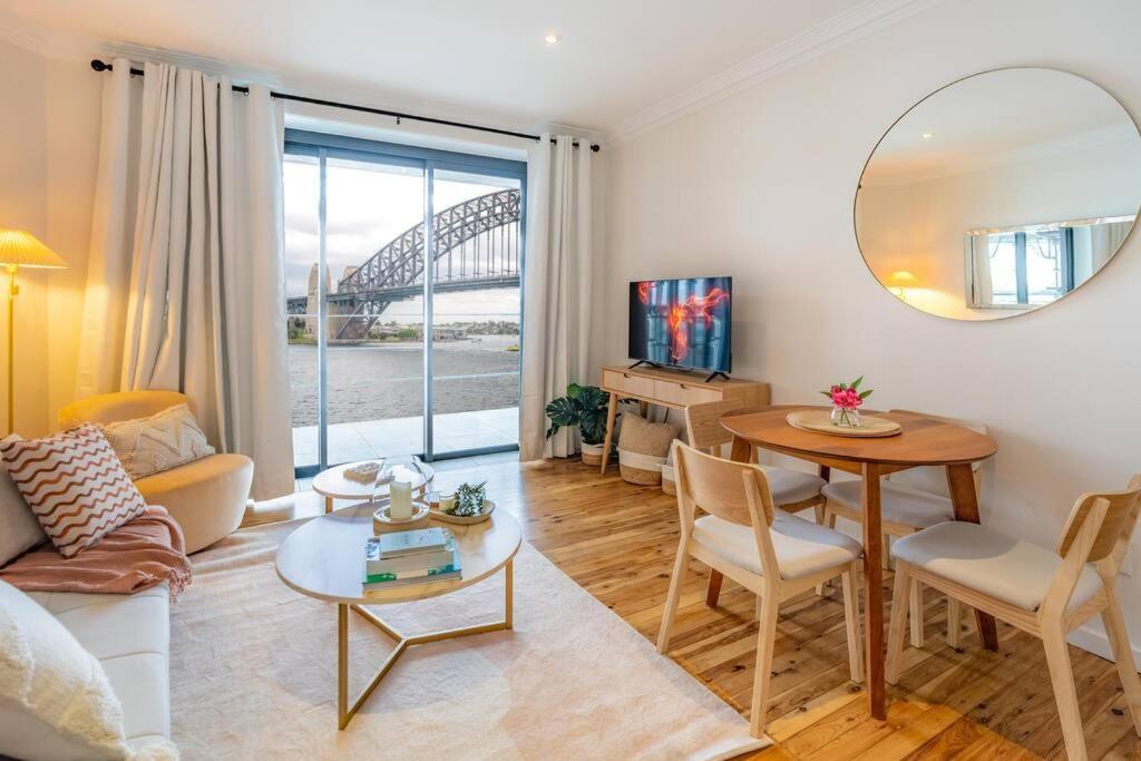 Harbour Views & Location In Apartment *