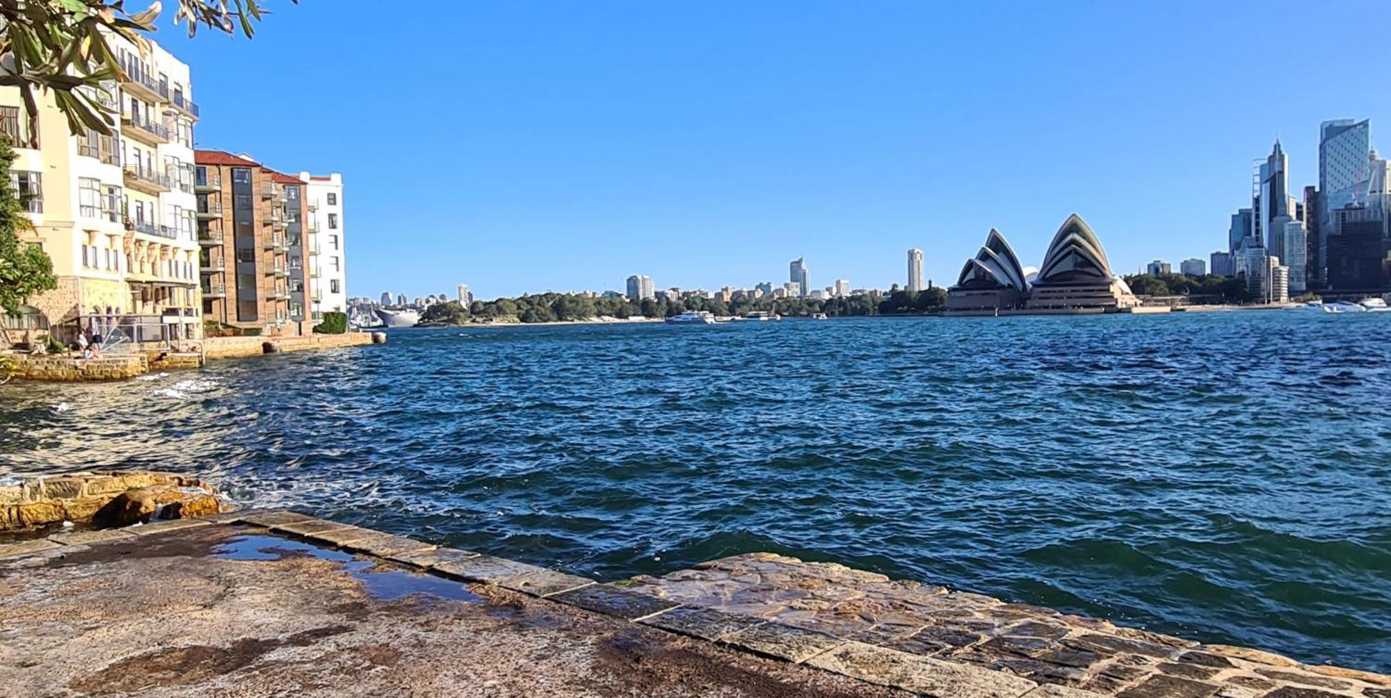 Apartment Harbour Views & Location In *